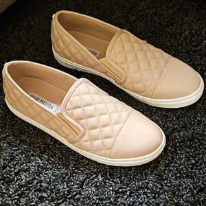 Steve Madden Zaander Size 9 Tan Quilted Sneakers with Elastic Panels